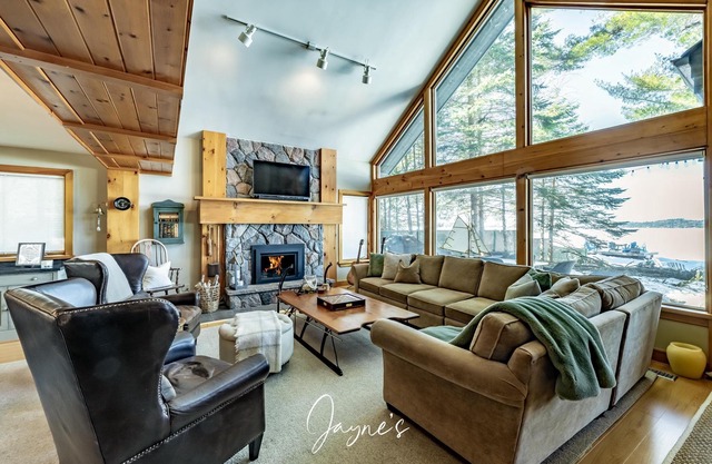 4 bed 2 bath cottage on Lake Muskoka