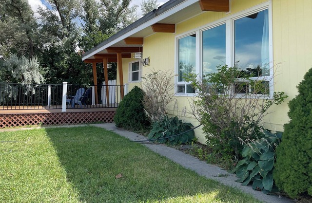 4 bed, 2 bath Mid-Century Getaway