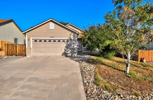 Sleep 10! 4 bed/ 2 bath home, nice yard, pets welcome !