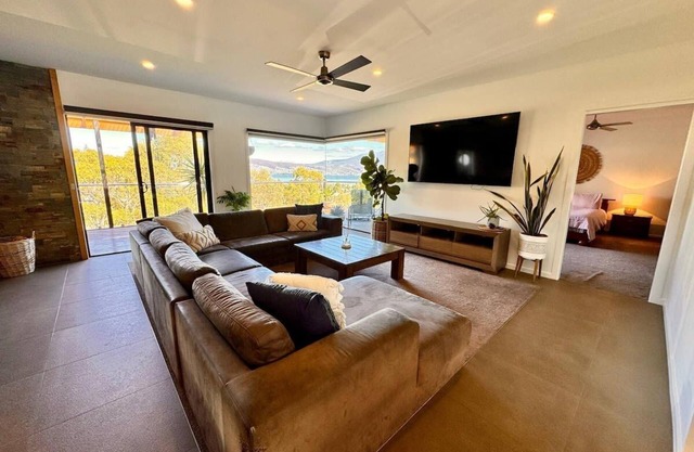 4 bed 2 Storey House With Views, Spa, Near Beach
