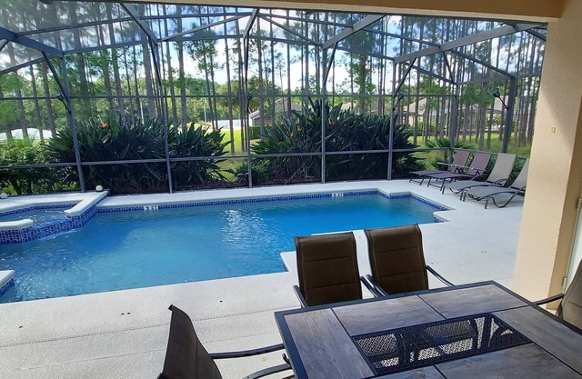 4 Bed 3 Bath ⭐ 2 Master Suites ⭐ 86" TV ⭐Hot Tub ⭐ Pool ⭐ In Calabay Parc
