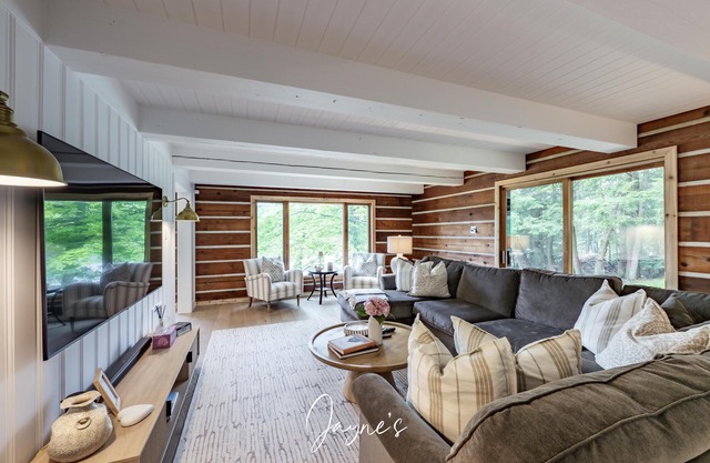 4 bed 3 bath cottage on Lake Joseph - sandy beach with all-day-sun!