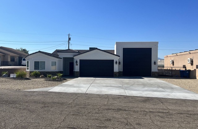 4 bed 3 bath Havasu Getaway Lakeside of the highway !! 3 minutes to launch ramp