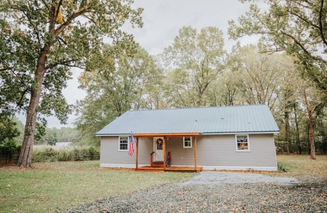 4-bed/3-bath house 6 miles from Pendleton Bridge & Fisherman’s Galley Restaurant