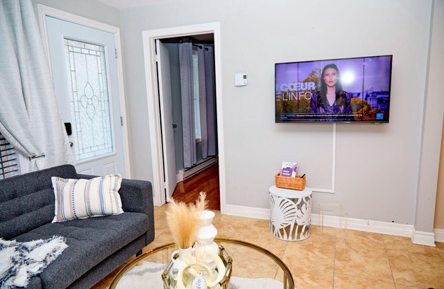 House Perfectly situated, impeccable decor-parking free-Check in autonome