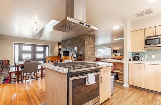 4-bed home w GameRoom, FirePit & Saltwater Hot Tub