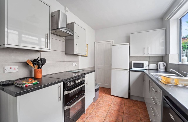 4 Bed Homely Retreat - Wolverhampton