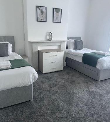 4 Bed house, 2 bath with large garden and free parking - Sleeps 8