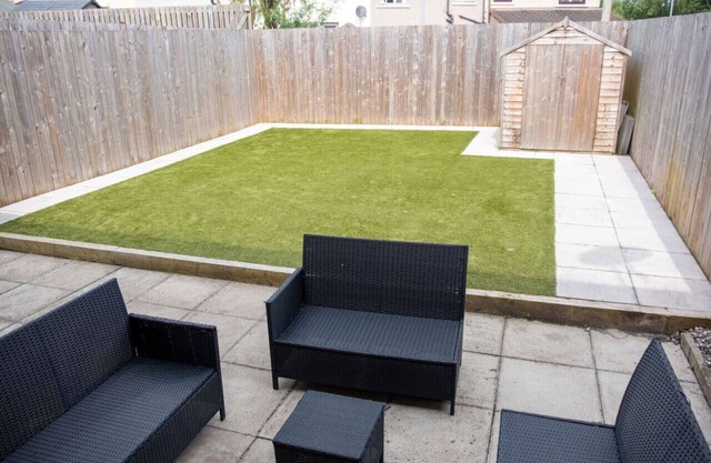 4-Bed House near Glasgow with Parking & Garden