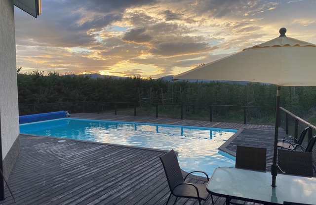 4 bed house, on Orchard with pool!