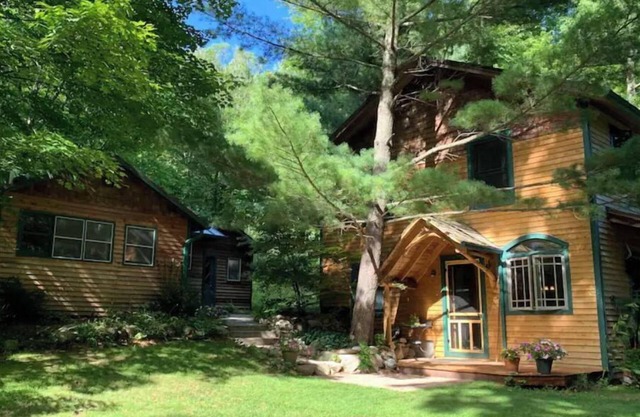 4 Bed Lodge/1 Bed Cottage- 5 Star Read Reviews Book Now for Labor Day- Fall 2024