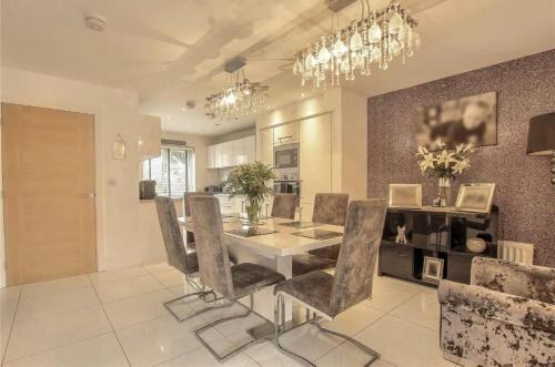 4 Bed modern luxury home