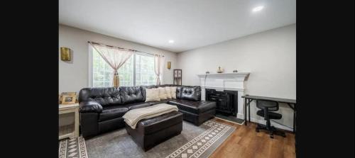 4 Bed Moroccan style, min to UNC, Kids Essentials, Crib, walk to Golf