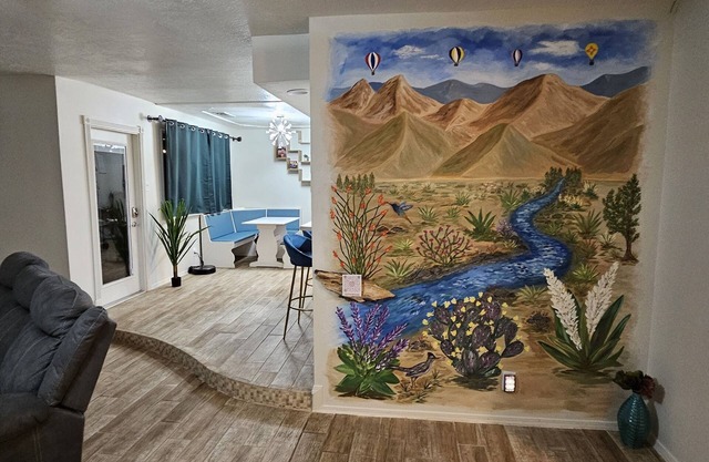 4-bedroom vacation home near Balloon Fiesta Park w/Hot Tub; Mini Golf; Fire-Pit!