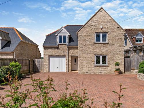 4 bed property in Harmans Cross DC217