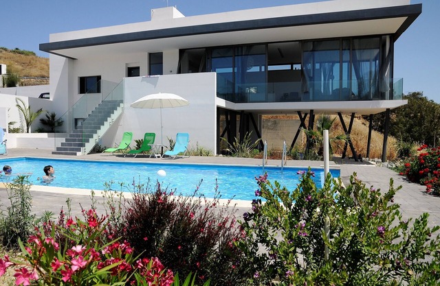Impresionante villa familiar aislada de 4 camas, gran jardín, piscina privada, Nr. Nicosia