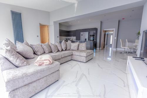 4 Bed-Sleeps 8- Free Parking-Pets-Hot Tub