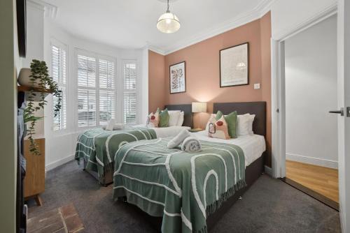 4 Bed Stunning Chic Open Plan Southsea Townhouse, Free On-Street Parking, with XBox and BBQ, Perfect for Groups! - by Blue Puffin Stays