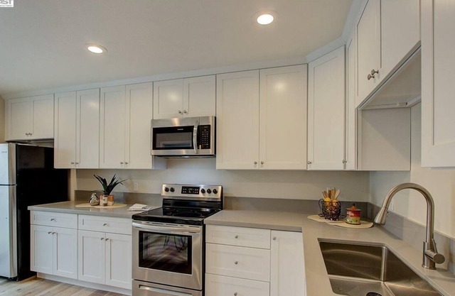 4 Bed Townhome with pool view /walk to shops