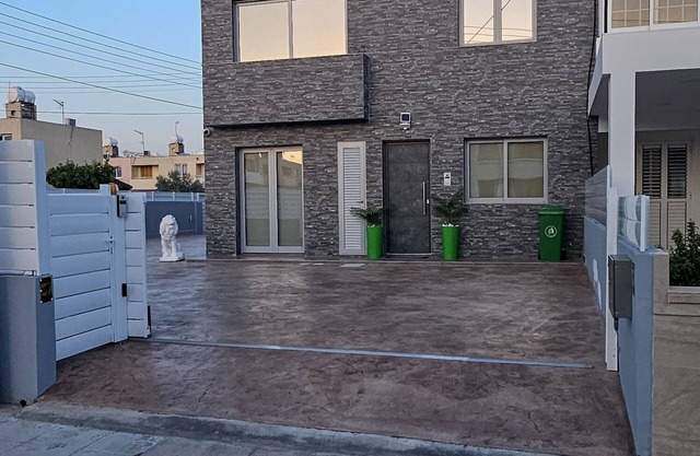 4 Bed Vila Fully Airconditioned - Hot Tub - 12 Min Airport - Beach 8 Min Drive