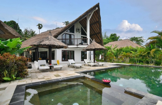 Villa de 4 dormitorios directamente en la playa. piscina con yacuzi