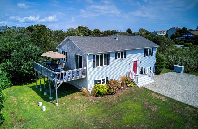 4 Bedroom/2 Bath w/2 living rooms and a short walk to the beach *SUNDAY RENTAL