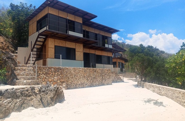 4 Bedroom 2-Storey Beach House with Pool