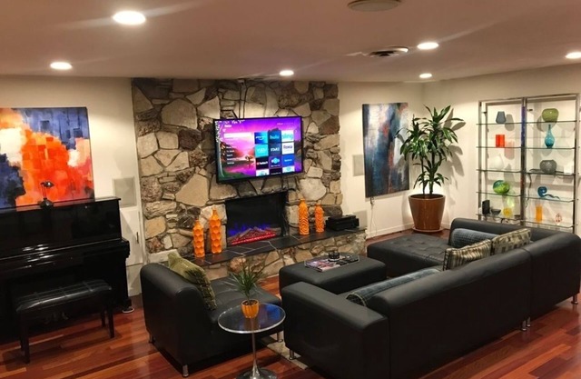 4 bedroom, 3 bath Modern Home with Hot Tub