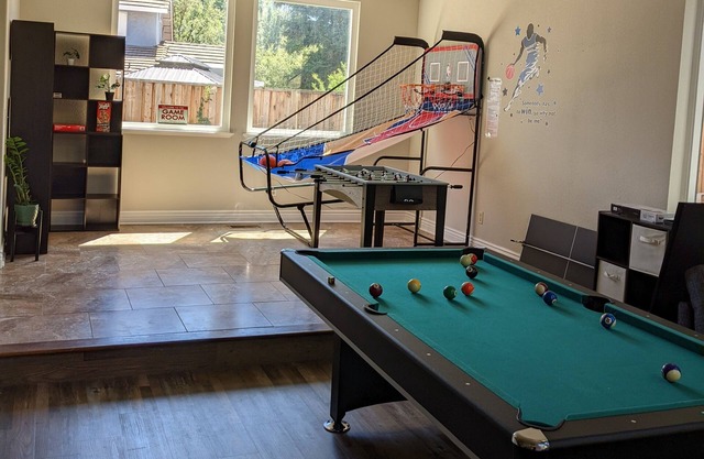 4 Bedroom, 4 Baths, Pool Table, Games, 85" TV