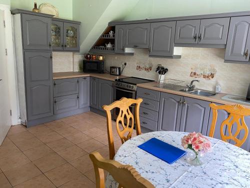 4 bedroom, 7 single beds, with free parking & wifi near new walkway