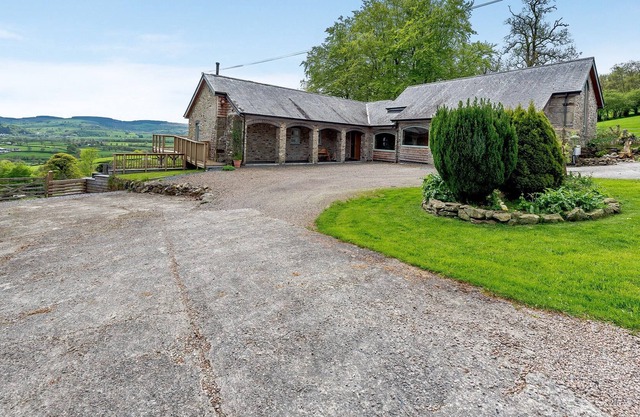 4 bedroom accommodation in Llanwenog, near Llanybydder