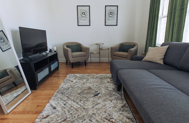 4 Bedroom Apartment - 10 Minutes from Downtown