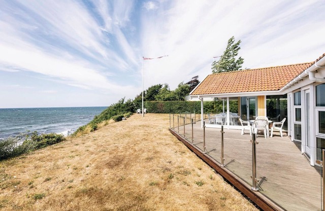 Hermosa casa en Rønne con vista al mar