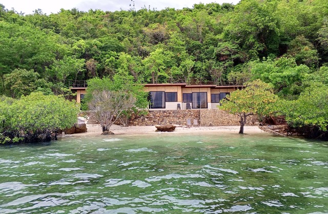 4 Bedroom Beach House with Pool