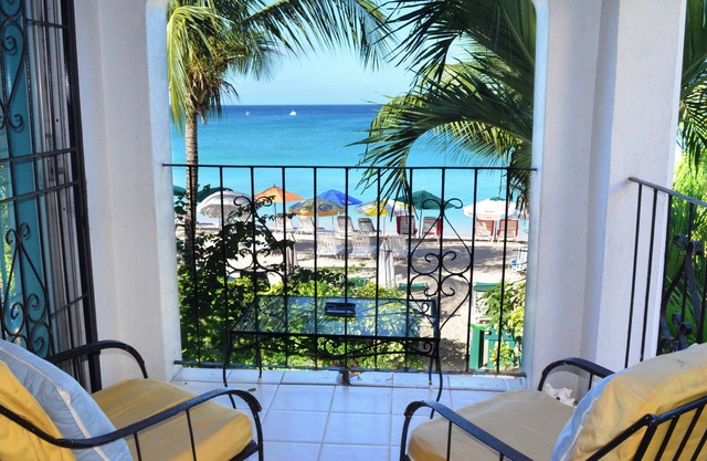 4-bedroom beachfront house in beautiful Paynes Bay. Pause or play every day!