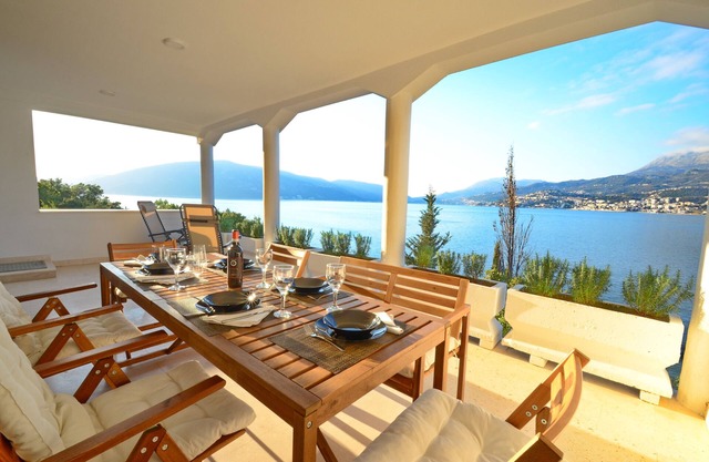 4-bedroom beachfront Villa in peaceful Rose with sea view