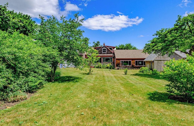 4 Bedroom Beachside Surfer's Home