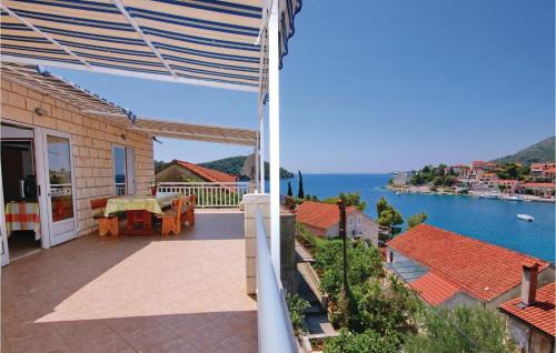 4 Bedroom Beautiful Apartment In Brna