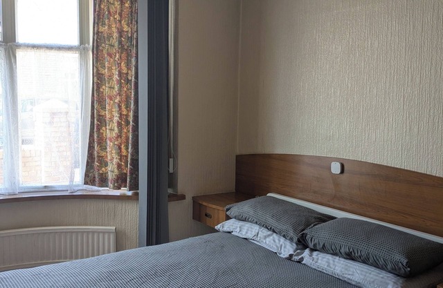 4 Bedroom bungalow in Swansea. Just a shot drive to Mumbles and great beaches.