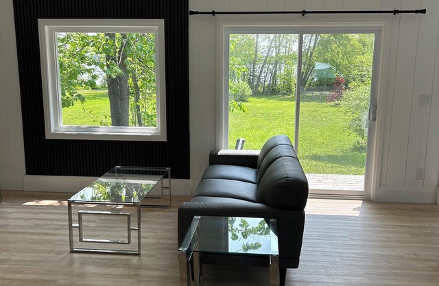 4-bedroom cabin in beautiful Kawartha Lakes with AC