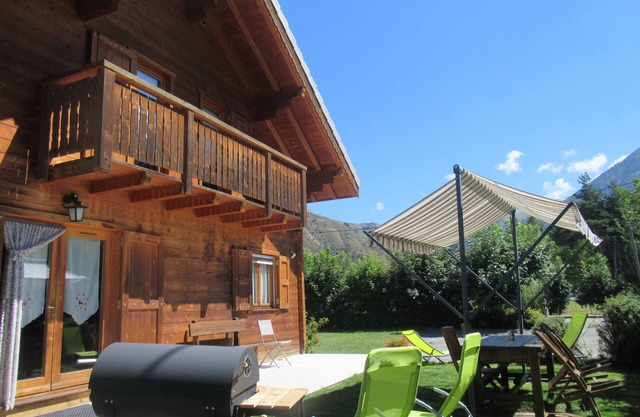 4-bedroom mountain chalet in the Ancelle ski resort on the edge of the Parc des Ecrins