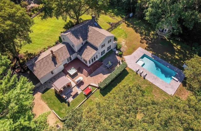 4 Bedroom Colonial, Hot Tub, Pool and Treehouse