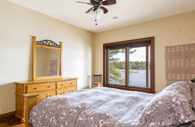 4-Bedroom Cottage Gravenhurst on Muldrew Lake.