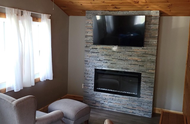 4 Bedroom Cottage - steps to beautiful Southampton Beach