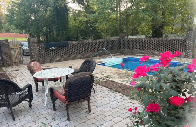 4-bedroom estate Downtown Cleveland WiFi, Pool, massage chair Kitchn Holidays