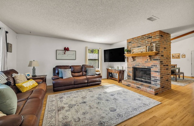 4 Bedroom Family-Friendly Retreat w/ Yard