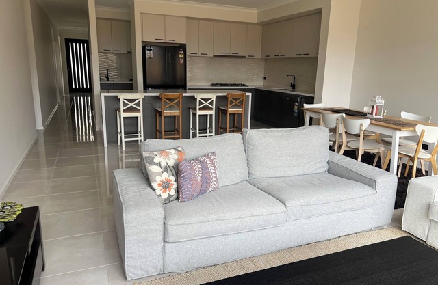 4-bedroom Family home /WFH vacation living in Tarneit, West Melbourne