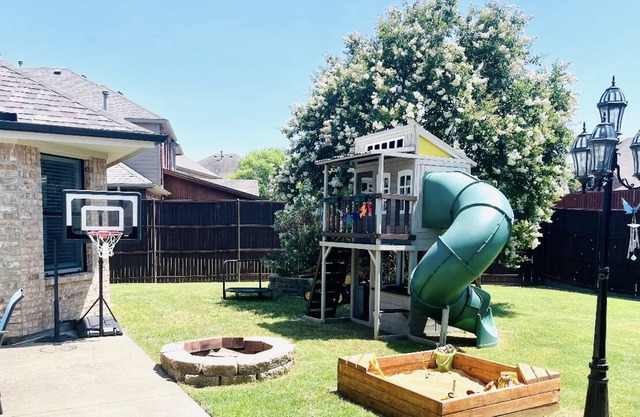 4 bedroom, fishing pond, playground, pet friendly!