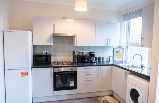 4 Bedroom Flat with high-speed Wi-Fi in North Acton Ealing West London