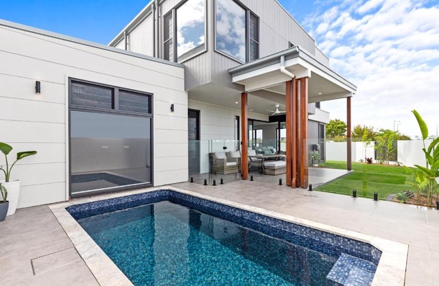 4 Bedroom Home in Pelican Waters with Heated Inground Pool